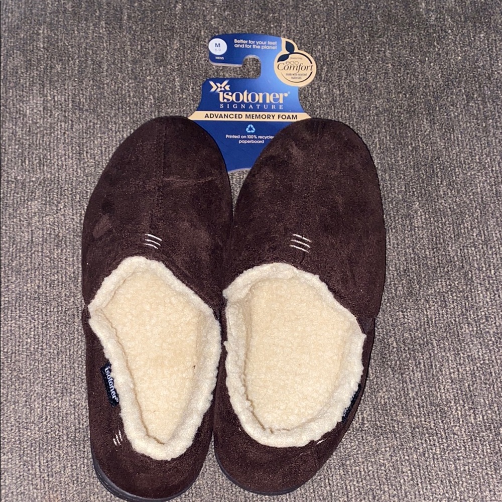 Men’s NWT size 8-9 ISOTONER Advanced Memory Foam slippers